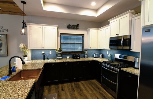 Lampe Cabin | Deer Ridge Lodge ADA Water View w/Pickleball Court