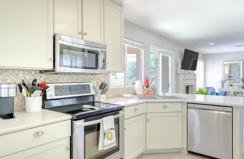 Foothills House | Delightful golf escape with pool, lawn games, pool table, fast WiFi & central AC