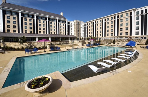 Whitehaven Hotel | Deluxe Double Queen Room steps from Graceland -Pool -Gym -Airport Shuttle