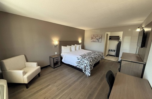 Tucson Hotel | Deluxe Queen Suite — Affordable Comfort in a Convenient Location