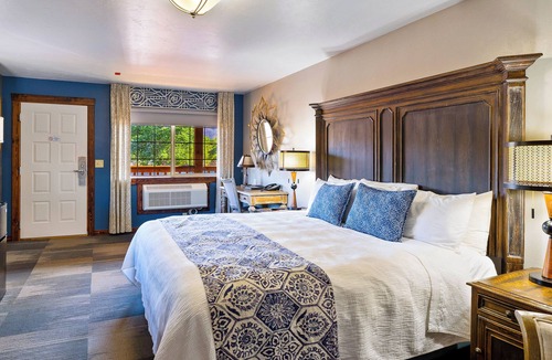 Bluff Hotel | Desert Rose Resort & Cabins