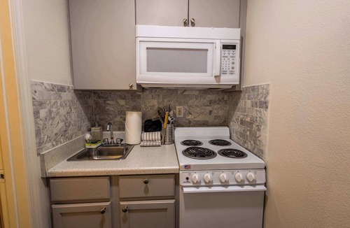 Tolleson Apartment | Desert Studio | Fast WiFi, Gym & Kitchen