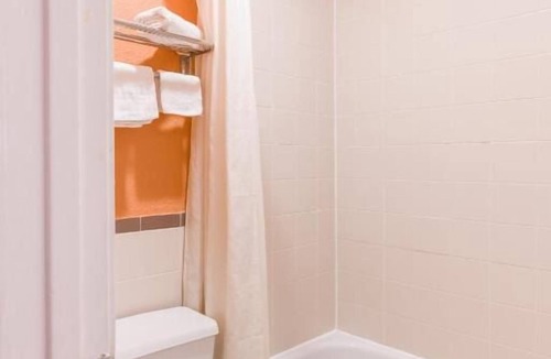 Channelview Hotel | Discover Channelview Delights! 3 Relaxing Units, Pets Allowed, Free Parking!