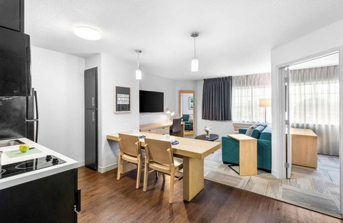 East Congress Hotel | Discover the Texas State Capitol from Prime Location! Pet-Friendly Property!