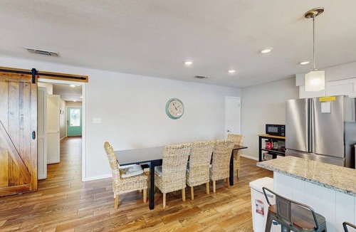 Kingsland House | Dog-friendly Lakefront Home With Private Sundeck