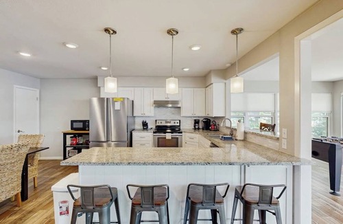 Kingsland House | Dog-friendly Lakefront Home With Private Sundeck