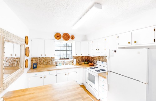 Dripping Springs Cottage | Dog-Friendly Property with Shared Pool, Hot Tubs & Outdoor Shower