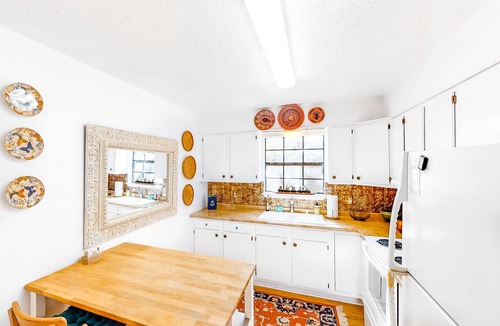 Dripping Springs Cottage | Dog-Friendly Property with Shared Pool, Hot Tubs & Outdoor Shower