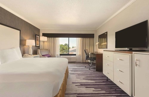 Brookfield Hotel | DoubleTree by Hilton Milwaukee/Brookfield