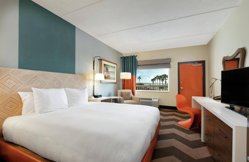 San Jacinto Hotel | DoubleTree by Hilton Hotel Galveston Beach