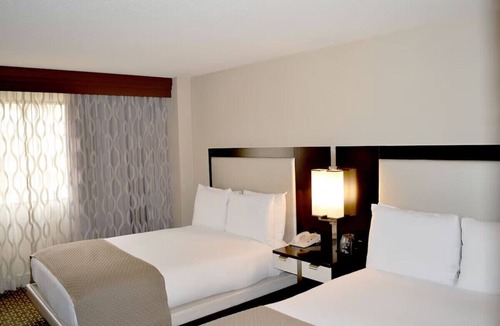 Southeast Houston Hotel | DoubleTree Houston 2 Double Studio Gym, Pool