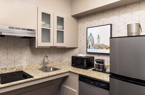 Capitol District Hotel | DoubleTree Suites by Hilton Austin Downtown Capitol