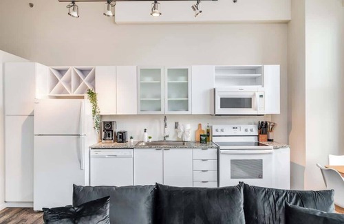 Downtown Cincinnati Apartment | Downtown 1 Bed with Pool Hot Tub