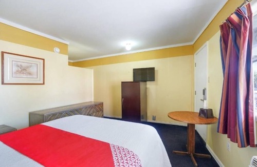 Alpine Hotel | Downtown Alpine Modern Room Near Hiking Trails & Alpine Amtrak Station