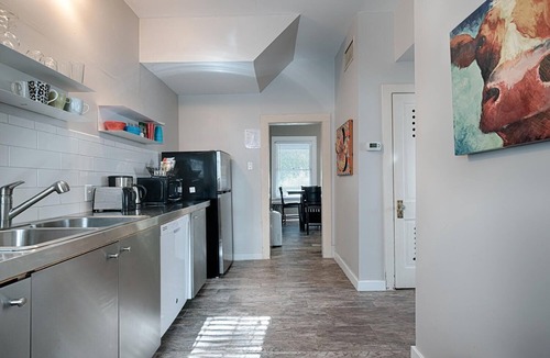 Clarksville Apartment | DOWNTOWN AUSTIN SLEEPS 4-WALK TO 6thST- SXSW,ACL,Many Shops,Restaurants,Bars