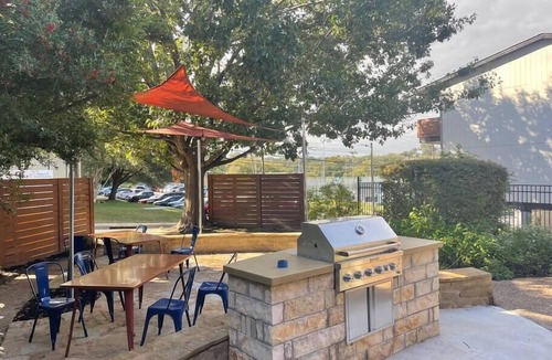 West Campus Apartment | Downtown Austin & UT Vibes, All In One!