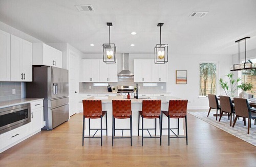 MLK House | Downtown Bliss: Modern 4-Bedroom Retreat w/Hot Tub
