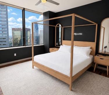Downtown Dallas Apartment | Downtown Dallas Penthouse with City Views, Free Parking, Gym & Pool