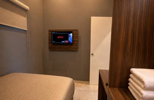 Monterrey House | Downtown - Luxury Urban Retreat - 6P Pool n views