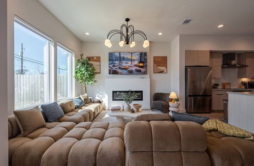 Greater East End House | Downtown Retreat: Pool Mini Golf BBQ ‖ Mins to GRB Conv, WBC, UH & Rice Grad