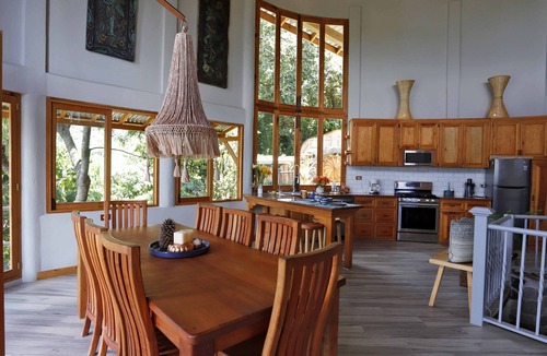 Pasajcap House | Dramatic new home, close to center, STUNNING views! Now with Starlink Internet!