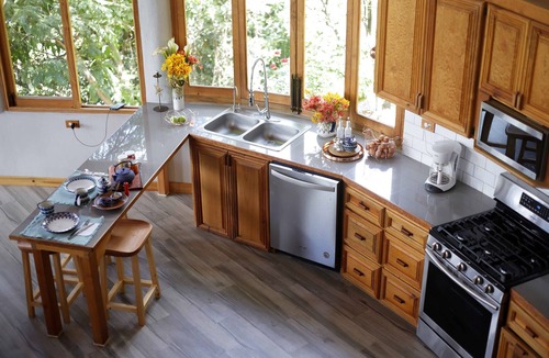 Pasajcap House | Dramatic new home, close to center, STUNNING views! Now with Starlink Internet!