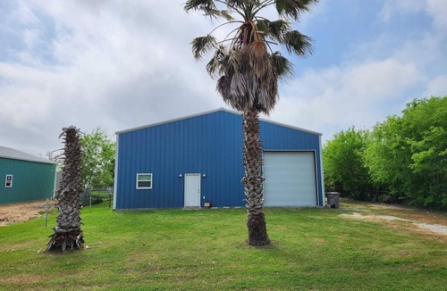 Long Mott House | Driftaway Barndo is steps to Seadrift fishing pier