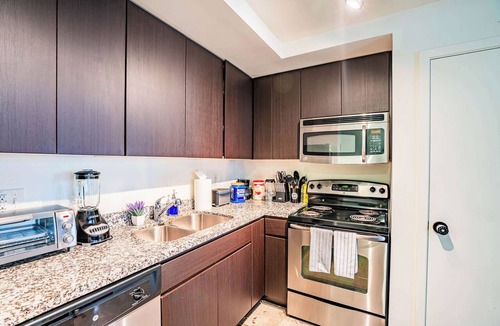 Evans Churchill Apartment | DT PHX Getaway with Balcony | Gym + Pool + Parking