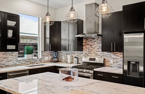 Washington Ave./ Memorial Park House | DwellHTX Modern Designer Home 1 mi frm Downtown 2-Story Getaway w/Views