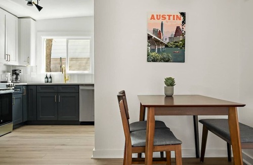 Chestnut House | E ATX Bungalow | Cowboy Pool, Fire Pit and Grill