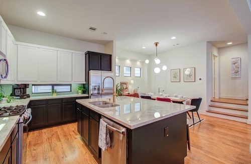 East Downtown Houston House | Eado Elegance: Modern Retreat, Walk to Bars & Main Event Venues!