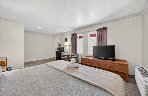 Manitou Springs Hotel | Eagle Motel Suite 100
