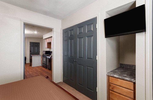 Big Spring Hotel | Eagle's Den Suites Big Spring a Travelodge by Wyndham