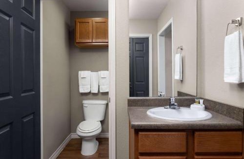 Pawnee Hotel | Eagle's Den Suites Kenedy a Travelodge by Wyndham