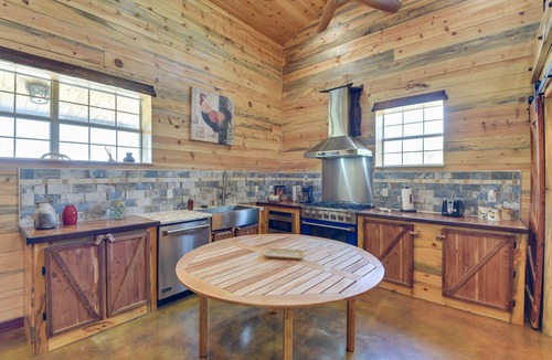 Early Cabin | Early Cabin w/Deck ~ 20 Mi to Lake Brownwood!