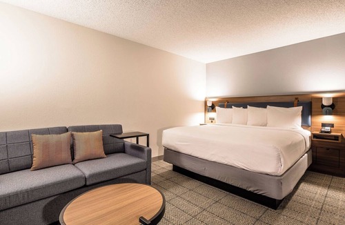 Richardson Hotel | Easily-Accessible Hotel! Outdoor Pool, Close to Galleria Dallas, Pets Allowed!