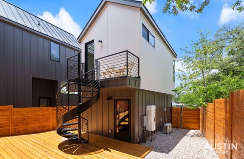 MLK Apartment | East ATX Studio w Kitchenette & Shared Deck, Walk to UT, Museums, Lady Bird Lake