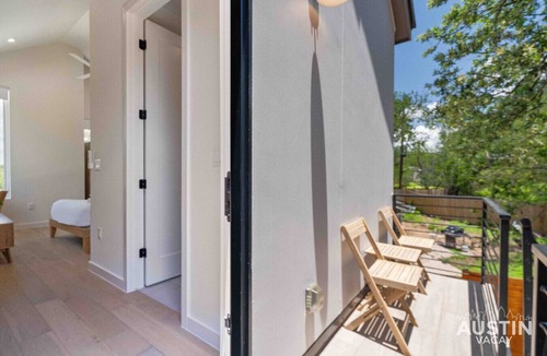 MLK Apartment | East ATX Studio w Kitchenette & Shared Deck, Walk to UT, Museums, Lady Bird Lake