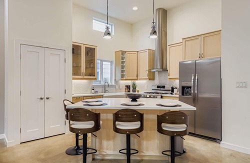 Blackshear-Prospect Hill House | East Austin Modern | Rooftop Deck | Walk to Bars