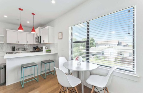 Central East Austin Condo | East Downtown 3BR Condo | Free Parking | Sleeps 7