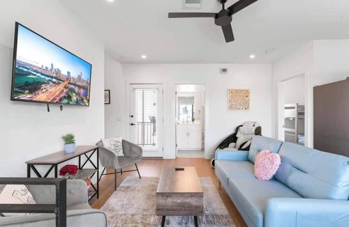 Central East Austin Condo | East Downtown 3BR Condo | Free Parking | Sleeps 7