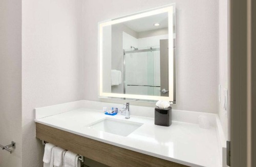 Far North Dallas Hotel | Easy Access to I-635, & Airports + Free Breakfast