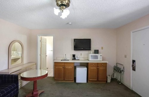 Yuma Hotel | Easy Access to Major Yuma Attractions from Comfortable 3 Queen Bed Room
