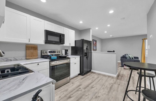 West Arlington Apartment | Easygoing 1BR Retreat near Dining and Fun Spots
