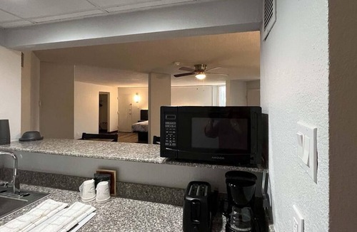 Nacogdoches Hotel | Efficient Stay | Free Parking + Kitchenette