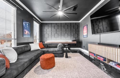 Keller House | Elegant 5BR Pool House with Cinema Fire Pit and Games