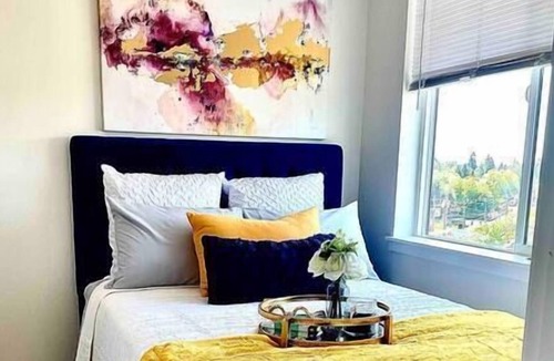 South Delridge Apartment | Elevated Elegance: Upscale Condo