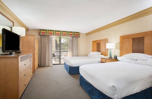 Camelback East Hotel | Embassy Suites Phoenix - Biltmore