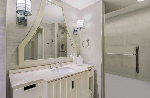 Houston Convention District Hotel | Embassy Suites by Hilton Houston Downtown Convention Center