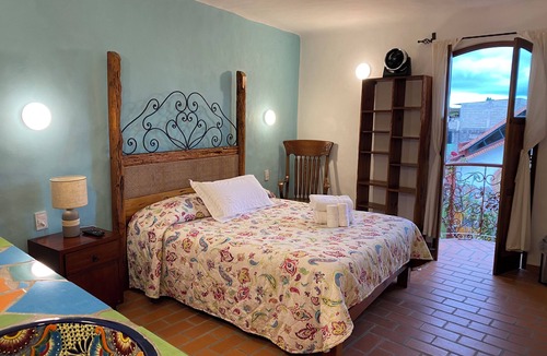 Coatepec Hotel | Encantadora Habitación de Mágico Hotel. ¡Es Único! En el Centro de Coatepec
